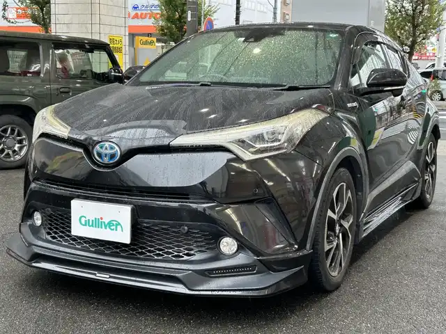 トヨタ Ｃ－ＨＲ G 愛知県 2017(平29)年 2.7万km ブラックマイカ TRD Aggressive Styleエアロ/・フロントスポイラー〈LED付〉/・サイドスカート/・リアアンダーエアロ/LEDヘッドライト〈MOP〉/・CHRロゴ入LEDヘッドライト/・シーケンシャルターンランプ/・LED式リアコンビネーションランプ/Carrozzeria製SDナビ〈AVIC-RW801〉/・DVD／Bluetooth／地デジTV/バックカメラ/ハーフレザーシート/前席シートヒーター/運転席オートリクライニング/TOYOTA SAFETY SENSE P/・プリクラッシュセーフティ/・レーンディパーチャーアラート/・オートマチックハイビーム/・レーダークルーズコントロール/ブラインドスポットモニター/クリアランスソナー/純正18インチAW/〈応急用スペアタイヤ有〉/スマートキー＆プッシュスタート