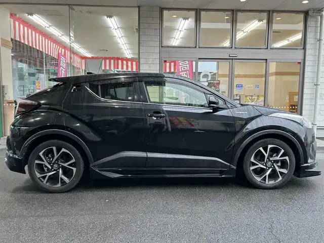 トヨタ Ｃ－ＨＲ G 愛知県 2017(平29)年 2.7万km ブラックマイカ TRD Aggressive Styleエアロ/・フロントスポイラー〈LED付〉/・サイドスカート/・リアアンダーエアロ/LEDヘッドライト〈MOP〉/・CHRロゴ入LEDヘッドライト/・シーケンシャルターンランプ/・LED式リアコンビネーションランプ/Carrozzeria製SDナビ〈AVIC-RW801〉/・DVD／Bluetooth／地デジTV/バックカメラ/ハーフレザーシート/前席シートヒーター/運転席オートリクライニング/TOYOTA SAFETY SENSE P/・プリクラッシュセーフティ/・レーンディパーチャーアラート/・オートマチックハイビーム/・レーダークルーズコントロール/ブラインドスポットモニター/クリアランスソナー/純正18インチAW/〈応急用スペアタイヤ有〉/スマートキー＆プッシュスタート