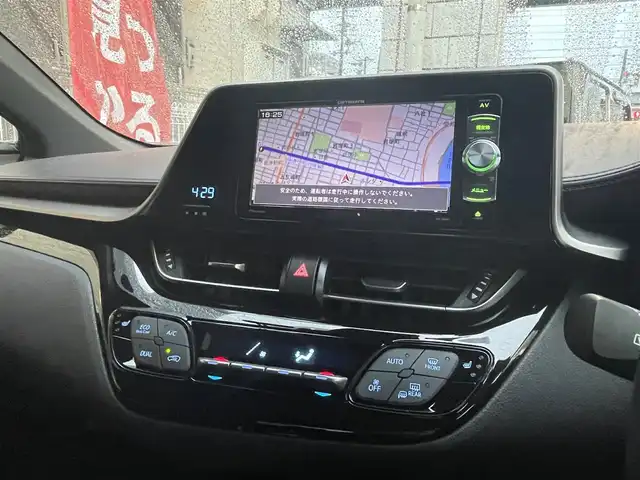 トヨタ Ｃ－ＨＲ G 愛知県 2017(平29)年 2.7万km ブラックマイカ TRD Aggressive Styleエアロ/・フロントスポイラー〈LED付〉/・サイドスカート/・リアアンダーエアロ/LEDヘッドライト〈MOP〉/・CHRロゴ入LEDヘッドライト/・シーケンシャルターンランプ/・LED式リアコンビネーションランプ/Carrozzeria製SDナビ〈AVIC-RW801〉/・DVD／Bluetooth／地デジTV/バックカメラ/ハーフレザーシート/前席シートヒーター/運転席オートリクライニング/TOYOTA SAFETY SENSE P/・プリクラッシュセーフティ/・レーンディパーチャーアラート/・オートマチックハイビーム/・レーダークルーズコントロール/ブラインドスポットモニター/クリアランスソナー/純正18インチAW/〈応急用スペアタイヤ有〉/スマートキー＆プッシュスタート