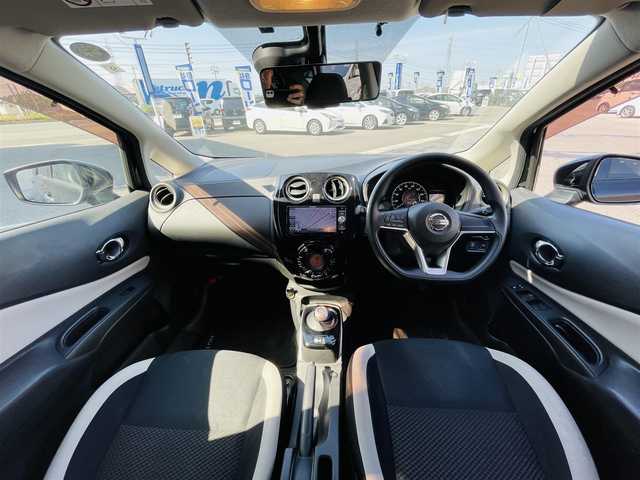 日産 ノート e－パワー X 岡山県 2017(平29)年 8万km スーパーブラック (株)IDOMが運営する【じしゃロン岡山店】の自社ローン専用車両になります。こちらは現金またはオートローンご利用時の価格です。自社ローンご希望の方は別途その旨お申付け下さい/・社外ナビゲーション/・アラウンドビューモニター/・衝突被害軽減ブレーキ/・ＥＴＣ