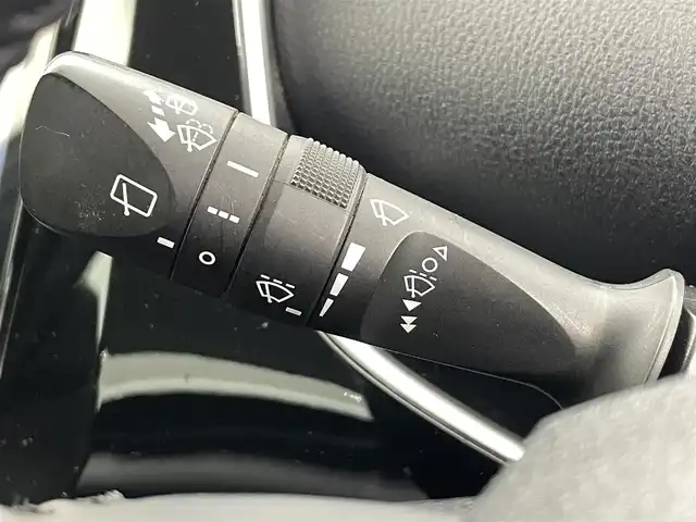 トヨタ プリウス Sツーリングセレクション 福島県 2019(平31)年 6.4万km ホワイトパールクリスタルシャイン セーフティセンスP/・衝突被害軽減ブレーキ/・クルーズコントロール追従あり/・車線逸脱警報装置/・オートマチックハイビーム/ロードサインアシスト/純正ナビゲーションシステム/・フルセグTV/BT/SD/HDMI/USB/CD/DVD/FM/AM/・バックカメラ/・ETC2.0/・前方ドライブレコーダー/革張ステアリング/・ステアリングリモコン/レザーシート/・D+N席シートヒーター/プッシュスタート/・スマートキー/LEDヘッドライト/・フォグライト/・オートライト/電動格納ミラー/・ウィンカーミラー/・オートミラー/社外15インチアルミ/純正フロアマット