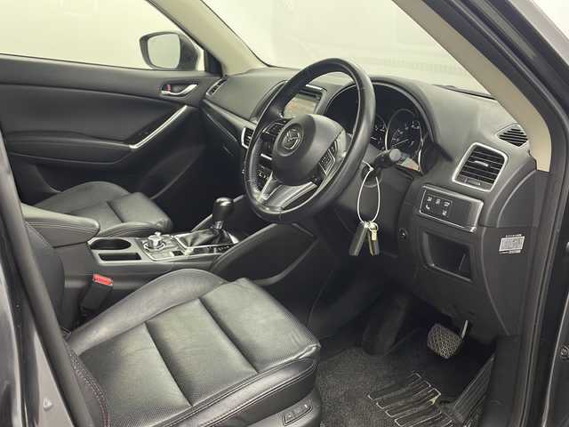 マツダ ＣＸ－５ XD Lパッケージ 大阪府 2016(平28)年 6.7万km メテオグレーマイカ 純正SDナビ/【AM/FM/CD/DVD/Bluetooth/フルセグTV】/バックカメラ/ETC/前後ドライブレコーダー/【SN-TW86】/スマートシティブレーキサポート/・スマートブレーキサポート/・誤発進抑制機能/・レーンキープアシスト/・ドライバーアテンションアラート/・車間認知システム/ブラインドスポットモニター/前後コーナーセンサー/レーダークルーズコントロール/黒レザーシート/D/N席パワーシート/D/N席シートヒーター/純正19インチAW/純正フロアマット/ドアバイザー/電格ウィンカーミラー/スペアキー×1