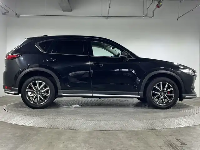 マツダ ＣＸ－５ 25S Lパッケージ 神奈川県 2017(平29)年 6万km ジェットブラックマイカ 純正ナビゲーション/Bluetooth　フルセグ　USB  CD DVD AUX/バックカメラ/サイドカメラ/BOSEプレミアムサウンド/i-ACTIVSENSE/アドバンストスマートシティブレーキサポート/後退時スマートシティブレーキサポート/誤発進抑制制御/スマートブレーキサポート/レーダークルーズコントロール/ブラインドスポットモニタリング/車線逸脱警報システム/レーンキープアシストシステム/リアパーキングセンサー/ドライバーアテンションアラート/シートヒーター/パワーシート（D＋N席）/シートヒーター（D＋N席）/シートメモリ（D席）/ETC2.0/純正前後ドライブレコーダー/純正フロアマット/ステアリングスイッチ/ステアリングヒーター/革巻きステアリング/レザーシート/MTモード付AT/sportsモード/アイドリングストップ/電動サイドブレーキ/ヘッドアップディスプレイ/LEDヘッドライト/オートライト/オートマチックハイビーム/純正19インチAW/純正ドアバイザー/コーナーセンサー/フォグランプ/電動格納ミラー/ウィンカーミラー