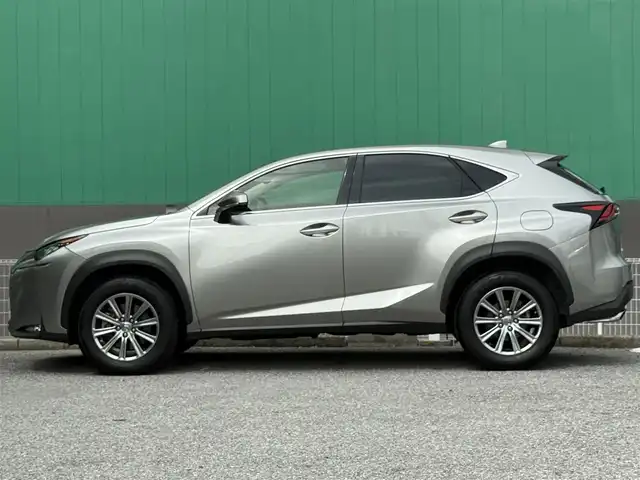 レクサス ＮＸ 200t Iパッケージ 千葉県 2017(平29)年 1.3万km ソニックチタニウム 純正メモリナビ（AM/FM/CD/DVD/Bluetooth）/フルセグTV/ワンオーナー/レーダークルーズコントロール/ETC2.0/バックカメラ/サイドカメラ/パドルシフト/ステアリングヒーター/シートヒーター/パワーシート/レザーシート/電動リアゲート/MTモード付AT/3眼LEDヘッドライト/フォグライト/オートマチックハイビーム/前後ドライブレコーダー/純正アルミホイール/純正フロアマット/スマートキー/USB/プッシュスタート/スペアキー/保証書/取扱説明書