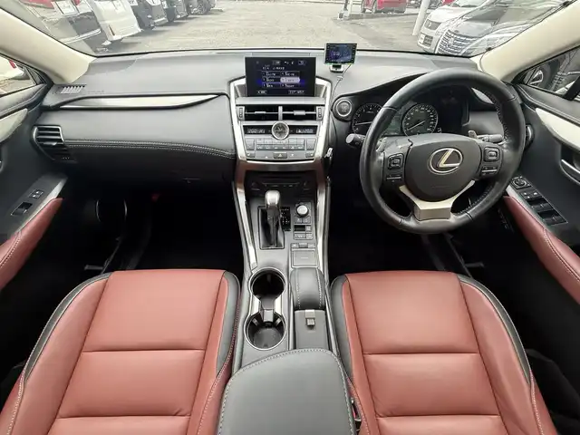 レクサス ＮＸ 200t Iパッケージ 千葉県 2017(平29)年 1.3万km ソニックチタニウム 純正メモリナビ（AM/FM/CD/DVD/Bluetooth）/フルセグTV/ワンオーナー/レーダークルーズコントロール/ETC2.0/バックカメラ/サイドカメラ/パドルシフト/ステアリングヒーター/シートヒーター/パワーシート/レザーシート/電動リアゲート/MTモード付AT/3眼LEDヘッドライト/フォグライト/オートマチックハイビーム/前後ドライブレコーダー/純正アルミホイール/純正フロアマット/スマートキー/USB/プッシュスタート/スペアキー/保証書/取扱説明書