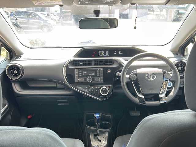 トヨタ アクア S 高知県 2017(平29)年 9.4万km シルバーM プッシュスタート/オートライト/オーディオ/ＥＴＣ