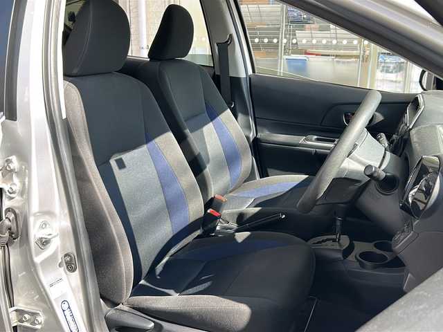 トヨタ アクア S 高知県 2017(平29)年 9.4万km シルバーM プッシュスタート/オートライト/オーディオ/ＥＴＣ