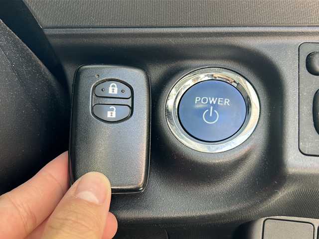 トヨタ アクア S 高知県 2017(平29)年 9.4万km シルバーM プッシュスタート/オートライト/オーディオ/ＥＴＣ