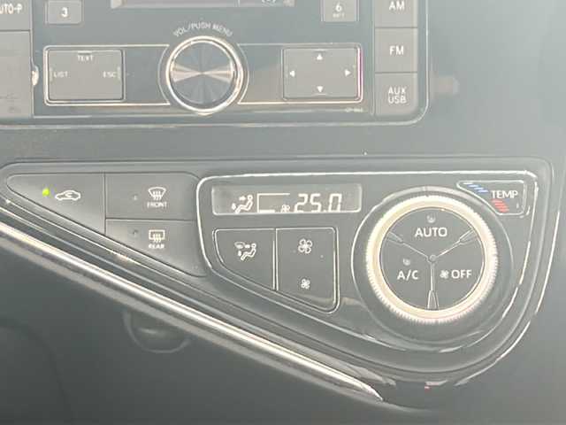 トヨタ アクア S 高知県 2017(平29)年 9.4万km シルバーM プッシュスタート/オートライト/オーディオ/ＥＴＣ