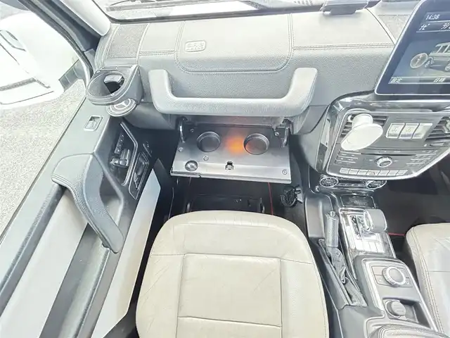 メルセデス・ベンツ ゲレンデヴァーゲン Ｇ３５０ｄ 大分県 2017(平29)年 16万km 白 ・ワンオーナー/・革シート/・純正メーカーナビ/　CD/DVD/BT/USB/ラジオ/フルセグ/・ガラスルーフ/・メモリーシート　D席/N席/・パワーシート　　D席/N席/・Harman/Kardon/・USB端子/・AMGマフラー/・シートヒーター全席/・ステアリングスイッチ/・パドルシフト/・アイドリングストップ/・クリアランスソナー/・横滑り制御システム/・ブレーキアシストシステム/・オートマチックハイビーム/・プライバシーフィルム/・革巻きステアリング/・純正18インチアルミホイル/・フロアマット/・ドアバイザー/・取扱説明書/・保証書/・スペアキー１本