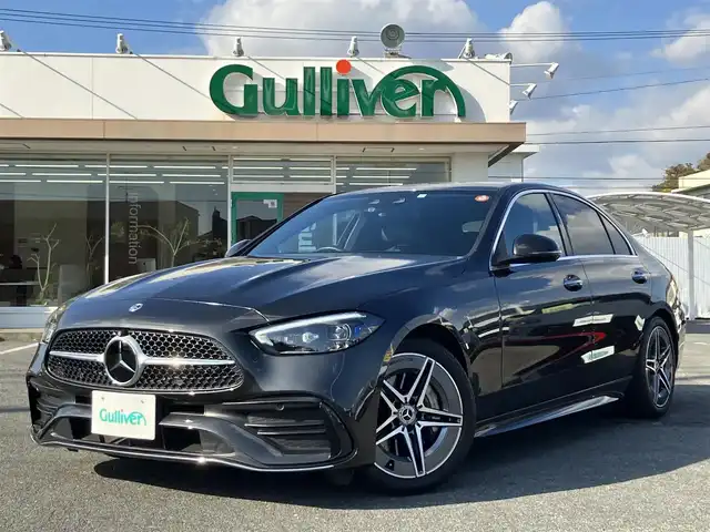 メルセデス・ベンツ Ｍ・ベンツ Ｃ２２０ｄ アバンギャルド　AMGライン 三重県 2023(令5)年 2.9万km グレー ♪AMGライン/♪ISG搭載モデル/♪ターボ/パワートランク/ディスプレイメーター/ヘッドアップディスプレイ/ブルメスターサウンド/♪運転支援/ ・アクティブブレーキアシスト/ ・アクティブレーンキーピングアシスト/ ・ブラインドスポットアシスト/ ・トラフィックサインアシスト/ ・パーキングアシスト/ ・アクティブストップ&ゴーアシスト/ ・アダプティブクルーズコントロール/♪純正11.9インチ縦型ナビ/ ・Apple Car Play/ ・Android Auto/ ・DTV・Bluetooth・USB/♪全方位カメラ/♪バックカメラ/♪純正18インチAW(AMG)/♪スマートキー×2/♪プッシュスタート/♪ハーフレザーシート/♪前席パワーシート(メモリ付き)/♪前席シートヒーター/♪LEDヘッドライト/♪オートライト/♪オートハイビーム/♪アイドリングストップ/♪革巻ステアリング/♪ステアリングスイッチ/♪パドルシフト/♪ウィンカーミラー/♪オートリトラクタブルミラー/♪フロアマット/♪プライバシーガラス/♪サイド/カーテンエアバック/♪横滑り防止機能/♪ETC