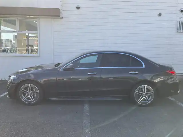 メルセデス・ベンツ Ｍ・ベンツ Ｃ２２０ｄ アバンギャルド　AMGライン 三重県 2023(令5)年 2.9万km グレー ♪AMGライン/♪ISG搭載モデル/♪ターボ/パワートランク/ディスプレイメーター/ヘッドアップディスプレイ/ブルメスターサウンド/♪運転支援/ ・アクティブブレーキアシスト/ ・アクティブレーンキーピングアシスト/ ・ブラインドスポットアシスト/ ・トラフィックサインアシスト/ ・パーキングアシスト/ ・アクティブストップ&ゴーアシスト/ ・アダプティブクルーズコントロール/♪純正11.9インチ縦型ナビ/ ・Apple Car Play/ ・Android Auto/ ・DTV・Bluetooth・USB/♪全方位カメラ/♪バックカメラ/♪純正18インチAW(AMG)/♪スマートキー×2/♪プッシュスタート/♪ハーフレザーシート/♪前席パワーシート(メモリ付き)/♪前席シートヒーター/♪LEDヘッドライト/♪オートライト/♪オートハイビーム/♪アイドリングストップ/♪革巻ステアリング/♪ステアリングスイッチ/♪パドルシフト/♪ウィンカーミラー/♪オートリトラクタブルミラー/♪フロアマット/♪プライバシーガラス/♪サイド/カーテンエアバック/♪横滑り防止機能/♪ETC