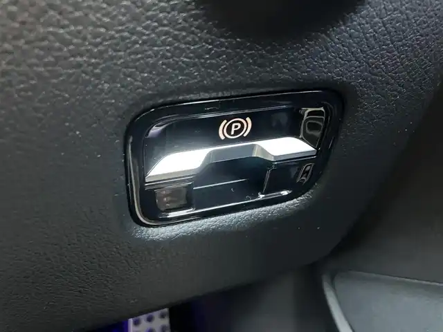 メルセデス・ベンツ Ｍ・ベンツ Ｃ２２０ｄ アバンギャルド　AMGライン 三重県 2023(令5)年 2.9万km グレー ♪AMGライン/♪ISG搭載モデル/♪ターボ/パワートランク/ディスプレイメーター/ヘッドアップディスプレイ/ブルメスターサウンド/♪運転支援/ ・アクティブブレーキアシスト/ ・アクティブレーンキーピングアシスト/ ・ブラインドスポットアシスト/ ・トラフィックサインアシスト/ ・パーキングアシスト/ ・アクティブストップ&ゴーアシスト/ ・アダプティブクルーズコントロール/♪純正11.9インチ縦型ナビ/ ・Apple Car Play/ ・Android Auto/ ・DTV・Bluetooth・USB/♪全方位カメラ/♪バックカメラ/♪純正18インチAW(AMG)/♪スマートキー×2/♪プッシュスタート/♪ハーフレザーシート/♪前席パワーシート(メモリ付き)/♪前席シートヒーター/♪LEDヘッドライト/♪オートライト/♪オートハイビーム/♪アイドリングストップ/♪革巻ステアリング/♪ステアリングスイッチ/♪パドルシフト/♪ウィンカーミラー/♪オートリトラクタブルミラー/♪フロアマット/♪プライバシーガラス/♪サイド/カーテンエアバック/♪横滑り防止機能/♪ETC