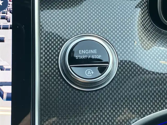 メルセデス・ベンツ Ｍ・ベンツ Ｃ２２０ｄ アバンギャルド　AMGライン 三重県 2023(令5)年 2.9万km グレー ♪AMGライン/♪ISG搭載モデル/♪ターボ/パワートランク/ディスプレイメーター/ヘッドアップディスプレイ/ブルメスターサウンド/♪運転支援/ ・アクティブブレーキアシスト/ ・アクティブレーンキーピングアシスト/ ・ブラインドスポットアシスト/ ・トラフィックサインアシスト/ ・パーキングアシスト/ ・アクティブストップ&ゴーアシスト/ ・アダプティブクルーズコントロール/♪純正11.9インチ縦型ナビ/ ・Apple Car Play/ ・Android Auto/ ・DTV・Bluetooth・USB/♪全方位カメラ/♪バックカメラ/♪純正18インチAW(AMG)/♪スマートキー×2/♪プッシュスタート/♪ハーフレザーシート/♪前席パワーシート(メモリ付き)/♪前席シートヒーター/♪LEDヘッドライト/♪オートライト/♪オートハイビーム/♪アイドリングストップ/♪革巻ステアリング/♪ステアリングスイッチ/♪パドルシフト/♪ウィンカーミラー/♪オートリトラクタブルミラー/♪フロアマット/♪プライバシーガラス/♪サイド/カーテンエアバック/♪横滑り防止機能/♪ETC