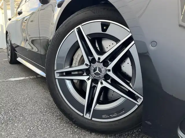メルセデス・ベンツ Ｍ・ベンツ Ｃ２２０ｄ アバンギャルド　AMGライン 三重県 2023(令5)年 2.9万km グレー ♪AMGライン/♪ISG搭載モデル/♪ターボ/パワートランク/ディスプレイメーター/ヘッドアップディスプレイ/ブルメスターサウンド/♪運転支援/ ・アクティブブレーキアシスト/ ・アクティブレーンキーピングアシスト/ ・ブラインドスポットアシスト/ ・トラフィックサインアシスト/ ・パーキングアシスト/ ・アクティブストップ&ゴーアシスト/ ・アダプティブクルーズコントロール/♪純正11.9インチ縦型ナビ/ ・Apple Car Play/ ・Android Auto/ ・DTV・Bluetooth・USB/♪全方位カメラ/♪バックカメラ/♪純正18インチAW(AMG)/♪スマートキー×2/♪プッシュスタート/♪ハーフレザーシート/♪前席パワーシート(メモリ付き)/♪前席シートヒーター/♪LEDヘッドライト/♪オートライト/♪オートハイビーム/♪アイドリングストップ/♪革巻ステアリング/♪ステアリングスイッチ/♪パドルシフト/♪ウィンカーミラー/♪オートリトラクタブルミラー/♪フロアマット/♪プライバシーガラス/♪サイド/カーテンエアバック/♪横滑り防止機能/♪ETC