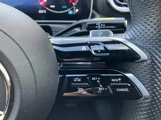 メルセデス・ベンツ Ｍ・ベンツ Ｃ２２０ｄ アバンギャルド　AMGライン 三重県 2023(令5)年 2.9万km グレー ♪AMGライン/♪ISG搭載モデル/♪ターボ/パワートランク/ディスプレイメーター/ヘッドアップディスプレイ/ブルメスターサウンド/♪運転支援/ ・アクティブブレーキアシスト/ ・アクティブレーンキーピングアシスト/ ・ブラインドスポットアシスト/ ・トラフィックサインアシスト/ ・パーキングアシスト/ ・アクティブストップ&ゴーアシスト/ ・アダプティブクルーズコントロール/♪純正11.9インチ縦型ナビ/ ・Apple Car Play/ ・Android Auto/ ・DTV・Bluetooth・USB/♪全方位カメラ/♪バックカメラ/♪純正18インチAW(AMG)/♪スマートキー×2/♪プッシュスタート/♪ハーフレザーシート/♪前席パワーシート(メモリ付き)/♪前席シートヒーター/♪LEDヘッドライト/♪オートライト/♪オートハイビーム/♪アイドリングストップ/♪革巻ステアリング/♪ステアリングスイッチ/♪パドルシフト/♪ウィンカーミラー/♪オートリトラクタブルミラー/♪フロアマット/♪プライバシーガラス/♪サイド/カーテンエアバック/♪横滑り防止機能/♪ETC