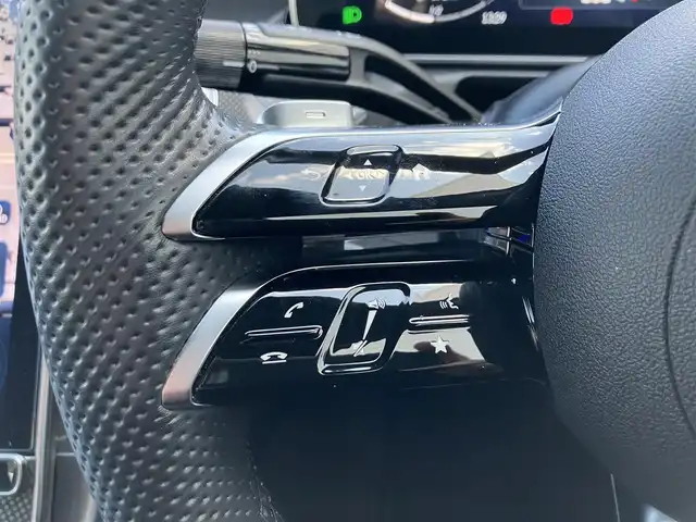 メルセデス・ベンツ Ｍ・ベンツ Ｃ２２０ｄ アバンギャルド　AMGライン 三重県 2023(令5)年 2.9万km グレー ♪AMGライン/♪ISG搭載モデル/♪ターボ/パワートランク/ディスプレイメーター/ヘッドアップディスプレイ/ブルメスターサウンド/♪運転支援/ ・アクティブブレーキアシスト/ ・アクティブレーンキーピングアシスト/ ・ブラインドスポットアシスト/ ・トラフィックサインアシスト/ ・パーキングアシスト/ ・アクティブストップ&ゴーアシスト/ ・アダプティブクルーズコントロール/♪純正11.9インチ縦型ナビ/ ・Apple Car Play/ ・Android Auto/ ・DTV・Bluetooth・USB/♪全方位カメラ/♪バックカメラ/♪純正18インチAW(AMG)/♪スマートキー×2/♪プッシュスタート/♪ハーフレザーシート/♪前席パワーシート(メモリ付き)/♪前席シートヒーター/♪LEDヘッドライト/♪オートライト/♪オートハイビーム/♪アイドリングストップ/♪革巻ステアリング/♪ステアリングスイッチ/♪パドルシフト/♪ウィンカーミラー/♪オートリトラクタブルミラー/♪フロアマット/♪プライバシーガラス/♪サイド/カーテンエアバック/♪横滑り防止機能/♪ETC