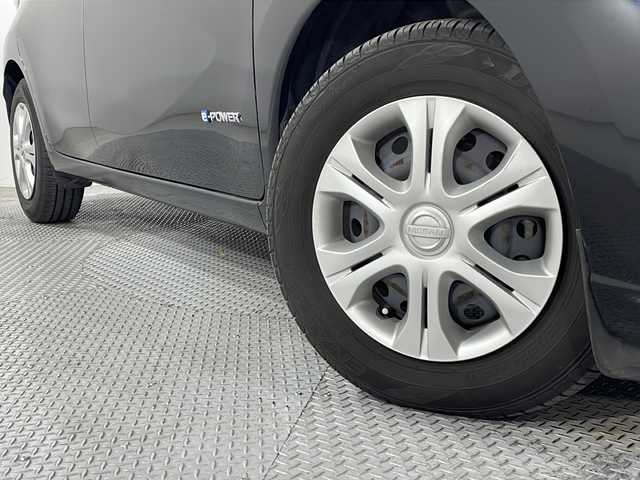 日産 ノート e－パワー X 広島県 2018(平30)年 4.9万km スーパーブラック 社外ナビ　/フルセグ　/レーンキープアシスト　/衝突軽減ブレーキ　/コーナーセンサー　/踏み間違い防止　/ＬＥＤヘッドランプ　/スマートキー　/Ｂｌｕｅｔｏｏｔｈ　/アイドリングストップ　/ETC　/ドライブレコーダー　/純正１４インチホイールキャップ/エアバック（運転席/助手席）