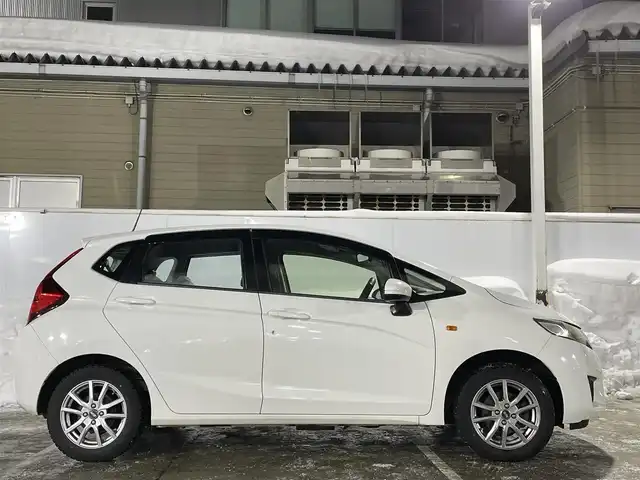 ホンダ フィット 13G 青森県 2014(平26)年 9.4万km タフタホワイト 4WD/純正メモリナビ/[FM/AM/CD/SD/USB/AUX/ipod]/アイドリングストップ/社外ドライブレコーダー/ETC/ヘッドライトレベライザー/純正15インチSW付きサマータイヤ積込/純正フロアマット/ドアバイザー/電動格納ミラー/取扱説明書