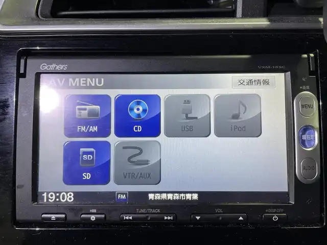 ホンダ フィット 13G 青森県 2014(平26)年 9.4万km タフタホワイト 4WD/純正メモリナビ/[FM/AM/CD/SD/USB/AUX/ipod]/アイドリングストップ/社外ドライブレコーダー/ETC/ヘッドライトレベライザー/純正15インチSW付きサマータイヤ積込/純正フロアマット/ドアバイザー/電動格納ミラー/取扱説明書