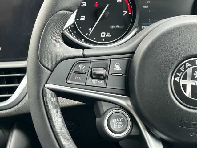 アルファロメオ ジュリア ヴェローチェ 千葉県 2020(令2)年 1.4万km 赤 純正ディスプレイオーディオ/Bluetooth/AppleCarPlay /ETC/バックカメラ/パワーバックドア/HarmanKardon /１列目パワーシート/レダークルーズコントロール/１列目シートヒーター/レーンディパージャー /前方衝突警報システム/衝突被害軽減ブレーキ/オートライト/オートハイビーム/ウィンカーミラー/オールオートウィンドウ/プッシュスタート/スマートキー/スペアキー１本/LEDヘッドライト/純正フロアマット/純正アルミホイール/本革シート/本革巻きハンドル