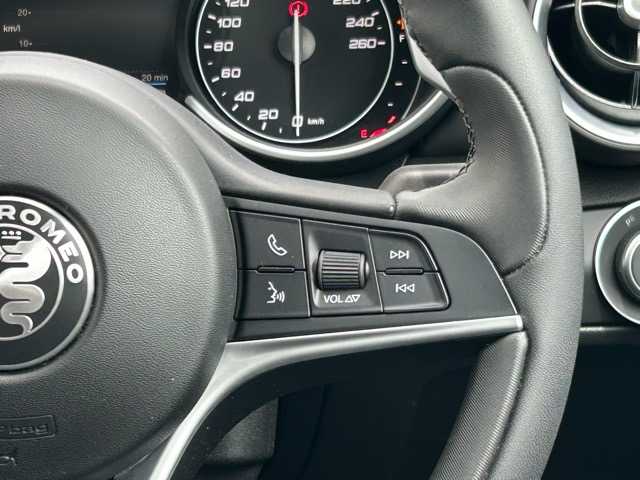 アルファロメオ ジュリア ヴェローチェ 千葉県 2020(令2)年 1.4万km 赤 純正ディスプレイオーディオ/Bluetooth/AppleCarPlay /ETC/バックカメラ/パワーバックドア/HarmanKardon /１列目パワーシート/レダークルーズコントロール/１列目シートヒーター/レーンディパージャー /前方衝突警報システム/衝突被害軽減ブレーキ/オートライト/オートハイビーム/ウィンカーミラー/オールオートウィンドウ/プッシュスタート/スマートキー/スペアキー１本/LEDヘッドライト/純正フロアマット/純正アルミホイール/本革シート/本革巻きハンドル