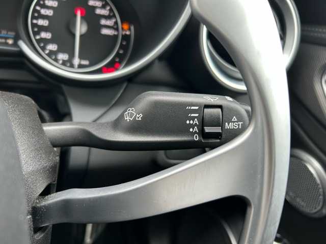 アルファロメオ ジュリア ヴェローチェ 千葉県 2020(令2)年 1.4万km 赤 純正ディスプレイオーディオ/Bluetooth/AppleCarPlay /ETC/バックカメラ/パワーバックドア/HarmanKardon /１列目パワーシート/レダークルーズコントロール/１列目シートヒーター/レーンディパージャー /前方衝突警報システム/衝突被害軽減ブレーキ/オートライト/オートハイビーム/ウィンカーミラー/オールオートウィンドウ/プッシュスタート/スマートキー/スペアキー１本/LEDヘッドライト/純正フロアマット/純正アルミホイール/本革シート/本革巻きハンドル