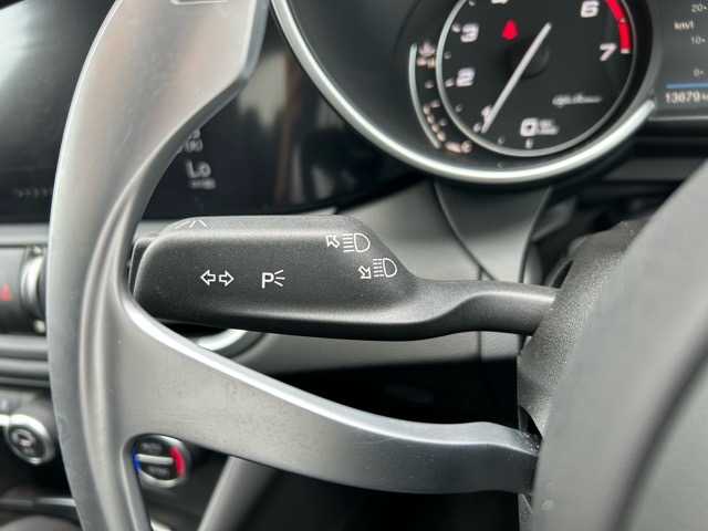 アルファロメオ ジュリア ヴェローチェ 千葉県 2020(令2)年 1.4万km 赤 純正ディスプレイオーディオ/Bluetooth/AppleCarPlay /ETC/バックカメラ/パワーバックドア/HarmanKardon /１列目パワーシート/レダークルーズコントロール/１列目シートヒーター/レーンディパージャー /前方衝突警報システム/衝突被害軽減ブレーキ/オートライト/オートハイビーム/ウィンカーミラー/オールオートウィンドウ/プッシュスタート/スマートキー/スペアキー１本/LEDヘッドライト/純正フロアマット/純正アルミホイール/本革シート/本革巻きハンドル