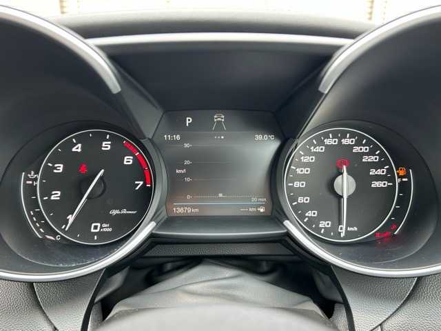アルファロメオ ジュリア ヴェローチェ 千葉県 2020(令2)年 1.4万km 赤 純正ディスプレイオーディオ/Bluetooth/AppleCarPlay /ETC/バックカメラ/パワーバックドア/HarmanKardon /１列目パワーシート/レダークルーズコントロール/１列目シートヒーター/レーンディパージャー /前方衝突警報システム/衝突被害軽減ブレーキ/オートライト/オートハイビーム/ウィンカーミラー/オールオートウィンドウ/プッシュスタート/スマートキー/スペアキー１本/LEDヘッドライト/純正フロアマット/純正アルミホイール/本革シート/本革巻きハンドル