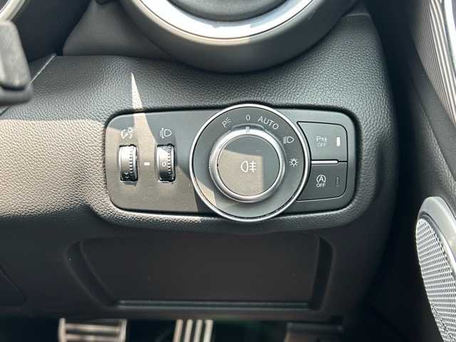 アルファロメオ ジュリア ヴェローチェ 千葉県 2020(令2)年 1.4万km 赤 純正ディスプレイオーディオ/Bluetooth/AppleCarPlay /ETC/バックカメラ/パワーバックドア/HarmanKardon /１列目パワーシート/レダークルーズコントロール/１列目シートヒーター/レーンディパージャー /前方衝突警報システム/衝突被害軽減ブレーキ/オートライト/オートハイビーム/ウィンカーミラー/オールオートウィンドウ/プッシュスタート/スマートキー/スペアキー１本/LEDヘッドライト/純正フロアマット/純正アルミホイール/本革シート/本革巻きハンドル