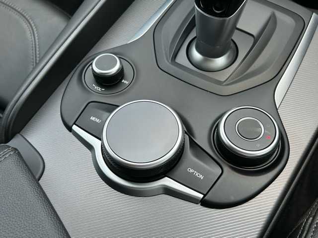 アルファロメオ ジュリア ヴェローチェ 千葉県 2020(令2)年 1.4万km 赤 純正ディスプレイオーディオ/Bluetooth/AppleCarPlay /ETC/バックカメラ/パワーバックドア/HarmanKardon /１列目パワーシート/レダークルーズコントロール/１列目シートヒーター/レーンディパージャー /前方衝突警報システム/衝突被害軽減ブレーキ/オートライト/オートハイビーム/ウィンカーミラー/オールオートウィンドウ/プッシュスタート/スマートキー/スペアキー１本/LEDヘッドライト/純正フロアマット/純正アルミホイール/本革シート/本革巻きハンドル