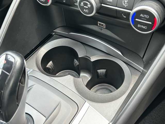 アルファロメオ ジュリア ヴェローチェ 千葉県 2020(令2)年 1.4万km 赤 純正ディスプレイオーディオ/Bluetooth/AppleCarPlay /ETC/バックカメラ/パワーバックドア/HarmanKardon /１列目パワーシート/レダークルーズコントロール/１列目シートヒーター/レーンディパージャー /前方衝突警報システム/衝突被害軽減ブレーキ/オートライト/オートハイビーム/ウィンカーミラー/オールオートウィンドウ/プッシュスタート/スマートキー/スペアキー１本/LEDヘッドライト/純正フロアマット/純正アルミホイール/本革シート/本革巻きハンドル