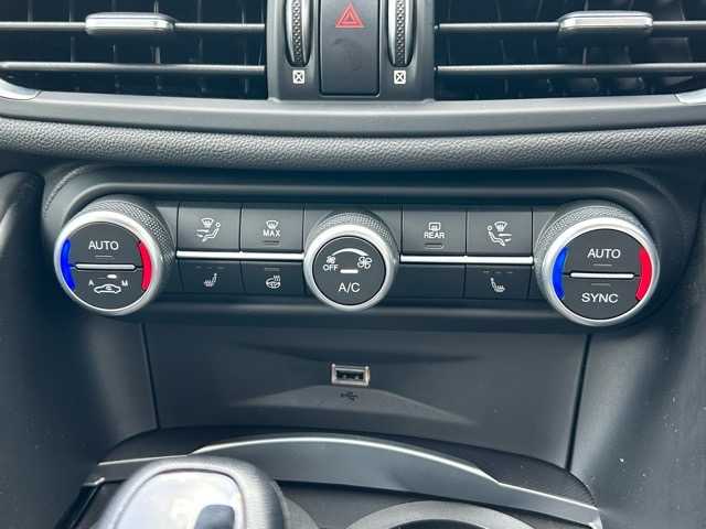 アルファロメオ ジュリア ヴェローチェ 千葉県 2020(令2)年 1.4万km 赤 純正ディスプレイオーディオ/Bluetooth/AppleCarPlay /ETC/バックカメラ/パワーバックドア/HarmanKardon /１列目パワーシート/レダークルーズコントロール/１列目シートヒーター/レーンディパージャー /前方衝突警報システム/衝突被害軽減ブレーキ/オートライト/オートハイビーム/ウィンカーミラー/オールオートウィンドウ/プッシュスタート/スマートキー/スペアキー１本/LEDヘッドライト/純正フロアマット/純正アルミホイール/本革シート/本革巻きハンドル