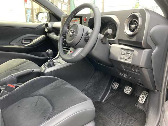 トヨタ ＧＲヤリス RZ ハイパフォーマンス 福岡県 2024(令6)年 0.3万km プレシャスブラックパール ワンオーナー/純正メーカーナビ/（フルセグTV/AM/FM/Bluetooth)/バックカメラ/iMT機能/モード変更４種類（カスタムモード、スポーツモード、ノーマルモード、エコモード）/レーダークルーズコントロール/アイドリングストップ/ビルトインETC/インタークーラースプレー/純正フロアマット/純正18インチホイール/コーナーセンサー/ハーフレザーシート/プッシュスタート/ウィンカーミラー/スマートキー/保証書/取扱説明書・ナビ取扱説明書/スペアキー