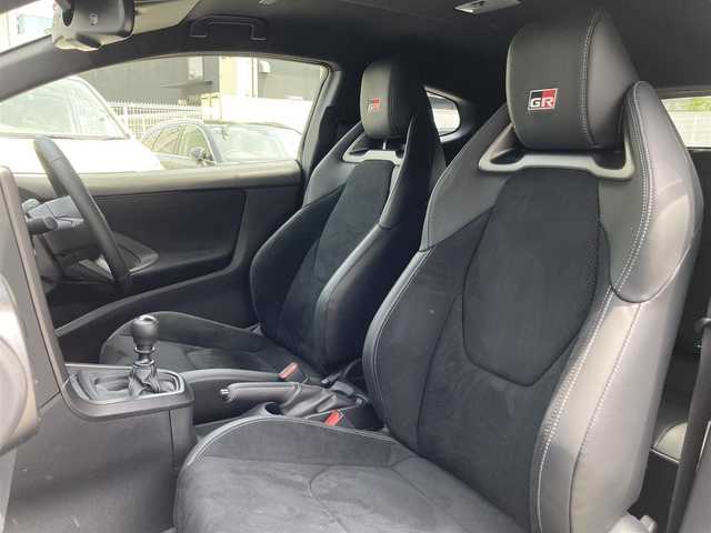 トヨタ ＧＲヤリス RZ ハイパフォーマンス 福岡県 2024(令6)年 0.3万km プレシャスブラックパール ワンオーナー/純正メーカーナビ/（フルセグTV/AM/FM/Bluetooth)/バックカメラ/iMT機能/モード変更４種類（カスタムモード、スポーツモード、ノーマルモード、エコモード）/レーダークルーズコントロール/アイドリングストップ/ビルトインETC/インタークーラースプレー/純正フロアマット/純正18インチホイール/コーナーセンサー/ハーフレザーシート/プッシュスタート/ウィンカーミラー/スマートキー/保証書/取扱説明書・ナビ取扱説明書/スペアキー