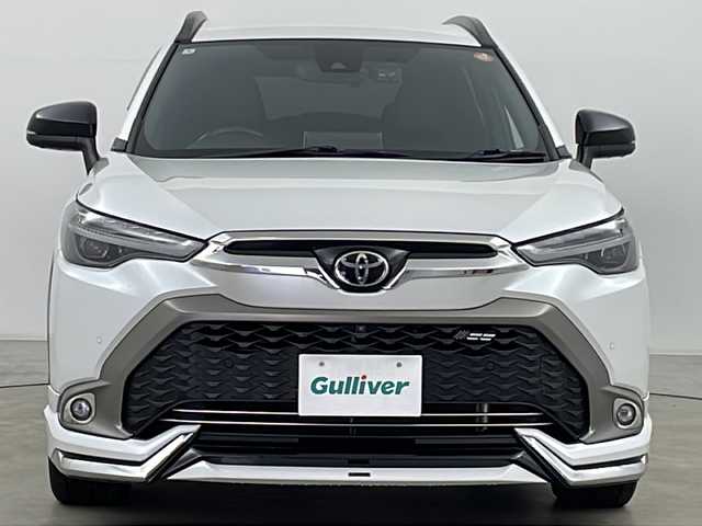 トヨタ カローラ クロス ハイブリッド Z 道央・札幌 2022(令4)年 1万km プラチナホワイトパールマイカ ・純正ナビ(フルセグTV＆BT＆Miracast)/・寒冷地仕様/・アラウンドビューモニター/・パワーバックドア/・バックカメラ/・純正エンジンスターター/・ドライブレコーダー/・レーダークルーズコントロール/・スマートキー/・純正マット/・フロントデアイサー/・ウインカーミラー/・AC100V/・プッシュスタート/・LEDヘッドライト/・クリアランスソナー/・プリクラッシュセーフティ/・リアクロストラフィックアラート/・パーキングサポートブレーキ/・ロードサインアシスト/・レーントレーシングアシスト/・ブラインドスポットモニター/・ライトレベライザー/・シートヒーター/・革巻きステアリング/・フォグランプ/・ビルトインETC/・ステアリングスイッチ/・ハーフレザーシート/・ミラーヒーター/・夏タイヤゴムのみ積込