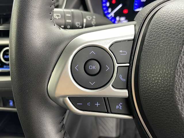 トヨタ カローラ クロス ハイブリッド Z 道央・札幌 2022(令4)年 1万km プラチナホワイトパールマイカ ・純正ナビ(フルセグTV＆BT＆Miracast)/・寒冷地仕様/・アラウンドビューモニター/・パワーバックドア/・バックカメラ/・純正エンジンスターター/・ドライブレコーダー/・レーダークルーズコントロール/・スマートキー/・純正マット/・フロントデアイサー/・ウインカーミラー/・AC100V/・プッシュスタート/・LEDヘッドライト/・クリアランスソナー/・プリクラッシュセーフティ/・リアクロストラフィックアラート/・パーキングサポートブレーキ/・ロードサインアシスト/・レーントレーシングアシスト/・ブラインドスポットモニター/・ライトレベライザー/・シートヒーター/・革巻きステアリング/・フォグランプ/・ビルトインETC/・ステアリングスイッチ/・ハーフレザーシート/・ミラーヒーター/・夏タイヤゴムのみ積込