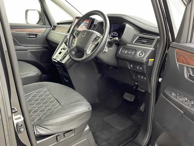 三菱 デリカＤ：５ P 鹿児島県 2023(令5)年 0.7万km アメジストブラック 純正10.1型ナビ/アラウンドビューモニター/フルセグ/ETC/ドライブレコーダー/e-Assist/・衝突軽減ブレーキ/・車線逸脱警報システム/・後側方車両検知警報システム/・誤発進抑制機能/・レーダークルーズコントロール/・オートマチックハイビーム/シートヒーター/パワーシート/ステアリングヒーター/両側パワースライドドア/パワーバックドア/パドルシフト/アイドリングストップ