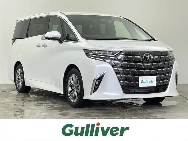 トヨタ アルファードハイブリット Z 千葉県 2024(令6)年 0.1万km プラチナホワイトパールマイカ セーフティセンス（予防安全パッケージ）/・プリクラッシュセーフティ/・レーントレーシングアシスト/・レーダークルーズコントロール（全車速追従機能付）/・アダプティブハイビームシステム/・ロードサインアシスト/・ドライバー異常時対応システム/・アクティブドライビングアシスト/・発進遅れ告知機能/純正14インチHDディスプレイオーディオプラス/・コネクティッドナビ対応14インチHDディスプレイ/・車載ナビ（FM多重VICS／光ビーコン）/・10スピーカー/・地デジTV/・AM/FMラジオ/・USB入力／HDMI入力/・AppleCarPlay／AndroidAuto/・ETC2.0/後席フリップダウンモニター/左右独立ツインムーンルーフ/デジタルインナーミラー/純正18インチAW