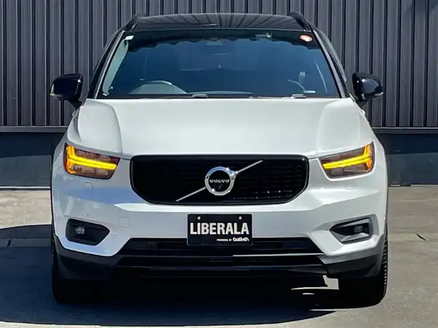 ボルボ ＸＣ４０ T4 AWD Rデザイン 青森県 2019(令1)年 7.2万km クリスタルホワイトP/ブラック /4WD/ターボ/黒ハーフレザーシート/D席メモリー付き/　前席パワーシート/前席シートヒーター/ハーマンカードン・サウンドシステム/純正ナビ/　（フルセグTV/DVD/Bｔ/USB）/全方位カメラ/パワーバックドア/プッシュスタートシステム/前後バンパーソナー/純正オートLEDライト/フォグ/純正ウインカーミラー/純正ドアバイザー/純正フロアマット/革巻きステア・ノブ/パドルシフト/置くだけ充電/衝突回避/レーンキーピング/クロストラフィックアラート/アイドリングストップ/コーナーリングライト/アクティブベンディング/クルーズコントロール/ロードサイン/自動駐車/自動発進/BLIS/W/サイド/カーテンエアバッグ/ABS/スマートキーｘ２/保証書・取説/R2.3.4.5.6.7年ディーラー点検記録簿あり