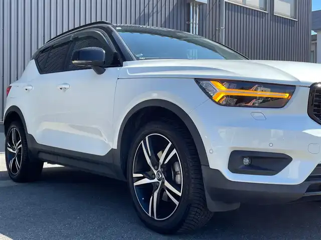 ボルボ ＸＣ４０ T4 AWD Rデザイン 青森県 2019(令1)年 7.2万km クリスタルホワイトP/ブラック /4WD/ターボ/黒ハーフレザーシート/D席メモリー付き/　前席パワーシート/前席シートヒーター/ハーマンカードン・サウンドシステム/純正ナビ/　（フルセグTV/DVD/Bｔ/USB）/全方位カメラ/パワーバックドア/プッシュスタートシステム/前後バンパーソナー/純正オートLEDライト/フォグ/純正ウインカーミラー/純正ドアバイザー/純正フロアマット/革巻きステア・ノブ/パドルシフト/置くだけ充電/衝突回避/レーンキーピング/クロストラフィックアラート/アイドリングストップ/コーナーリングライト/アクティブベンディング/クルーズコントロール/ロードサイン/自動駐車/自動発進/BLIS/W/サイド/カーテンエアバッグ/ABS/スマートキーｘ２/保証書・取説/R2.3.4.5.6.7年ディーラー点検記録簿あり