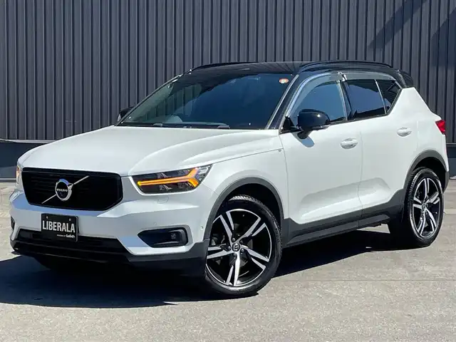 ボルボ ＸＣ４０ T4 AWD Rデザイン 青森県 2019(令1)年 7.2万km クリスタルホワイトP/ブラック /4WD/ターボ/黒ハーフレザーシート/D席メモリー付き/　前席パワーシート/前席シートヒーター/ハーマンカードン・サウンドシステム/純正ナビ/　（フルセグTV/DVD/Bｔ/USB）/全方位カメラ/パワーバックドア/プッシュスタートシステム/前後バンパーソナー/純正オートLEDライト/フォグ/純正ウインカーミラー/純正ドアバイザー/純正フロアマット/革巻きステア・ノブ/パドルシフト/置くだけ充電/衝突回避/レーンキーピング/クロストラフィックアラート/アイドリングストップ/コーナーリングライト/アクティブベンディング/クルーズコントロール/ロードサイン/自動駐車/自動発進/BLIS/W/サイド/カーテンエアバッグ/ABS/スマートキーｘ２/保証書・取説/R2.3.4.5.6.7年ディーラー点検記録簿あり