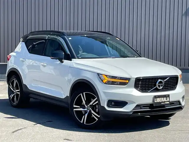 ボルボ ＸＣ４０ T4 AWD Rデザイン 青森県 2019(令1)年 7.2万km クリスタルホワイトP/ブラック /4WD/ターボ/黒ハーフレザーシート/D席メモリー付き/　前席パワーシート/前席シートヒーター/ハーマンカードン・サウンドシステム/純正ナビ/　（フルセグTV/DVD/Bｔ/USB）/全方位カメラ/パワーバックドア/プッシュスタートシステム/前後バンパーソナー/純正オートLEDライト/フォグ/純正ウインカーミラー/純正ドアバイザー/純正フロアマット/革巻きステア・ノブ/パドルシフト/置くだけ充電/衝突回避/レーンキーピング/クロストラフィックアラート/アイドリングストップ/コーナーリングライト/アクティブベンディング/クルーズコントロール/ロードサイン/自動駐車/自動発進/BLIS/W/サイド/カーテンエアバッグ/ABS/スマートキーｘ２/保証書・取説/R2.3.4.5.6.7年ディーラー点検記録簿あり