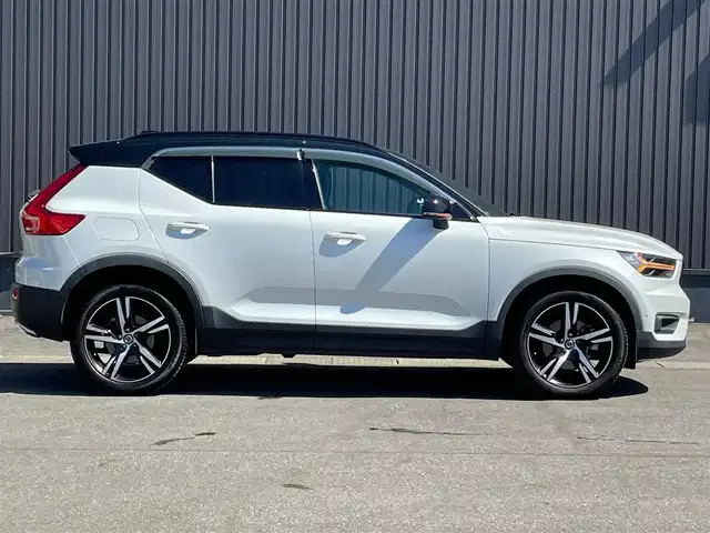 ボルボ ＸＣ４０ T4 AWD Rデザイン 青森県 2019(令1)年 7.2万km クリスタルホワイトP/ブラック /4WD/ターボ/黒ハーフレザーシート/D席メモリー付き/　前席パワーシート/前席シートヒーター/ハーマンカードン・サウンドシステム/純正ナビ/　（フルセグTV/DVD/Bｔ/USB）/全方位カメラ/パワーバックドア/プッシュスタートシステム/前後バンパーソナー/純正オートLEDライト/フォグ/純正ウインカーミラー/純正ドアバイザー/純正フロアマット/革巻きステア・ノブ/パドルシフト/置くだけ充電/衝突回避/レーンキーピング/クロストラフィックアラート/アイドリングストップ/コーナーリングライト/アクティブベンディング/クルーズコントロール/ロードサイン/自動駐車/自動発進/BLIS/W/サイド/カーテンエアバッグ/ABS/スマートキーｘ２/保証書・取説/R2.3.4.5.6.7年ディーラー点検記録簿あり