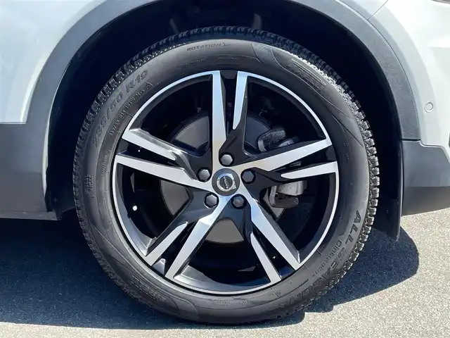 ボルボ ＸＣ４０ T4 AWD Rデザイン 青森県 2019(令1)年 7.2万km クリスタルホワイトP/ブラック /4WD/ターボ/黒ハーフレザーシート/D席メモリー付き/　前席パワーシート/前席シートヒーター/ハーマンカードン・サウンドシステム/純正ナビ/　（フルセグTV/DVD/Bｔ/USB）/全方位カメラ/パワーバックドア/プッシュスタートシステム/前後バンパーソナー/純正オートLEDライト/フォグ/純正ウインカーミラー/純正ドアバイザー/純正フロアマット/革巻きステア・ノブ/パドルシフト/置くだけ充電/衝突回避/レーンキーピング/クロストラフィックアラート/アイドリングストップ/コーナーリングライト/アクティブベンディング/クルーズコントロール/ロードサイン/自動駐車/自動発進/BLIS/W/サイド/カーテンエアバッグ/ABS/スマートキーｘ２/保証書・取説/R2.3.4.5.6.7年ディーラー点検記録簿あり