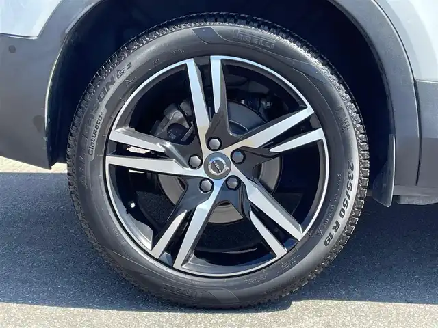 ボルボ ＸＣ４０ T4 AWD Rデザイン 青森県 2019(令1)年 7.2万km クリスタルホワイトP/ブラック /4WD/ターボ/黒ハーフレザーシート/D席メモリー付き/　前席パワーシート/前席シートヒーター/ハーマンカードン・サウンドシステム/純正ナビ/　（フルセグTV/DVD/Bｔ/USB）/全方位カメラ/パワーバックドア/プッシュスタートシステム/前後バンパーソナー/純正オートLEDライト/フォグ/純正ウインカーミラー/純正ドアバイザー/純正フロアマット/革巻きステア・ノブ/パドルシフト/置くだけ充電/衝突回避/レーンキーピング/クロストラフィックアラート/アイドリングストップ/コーナーリングライト/アクティブベンディング/クルーズコントロール/ロードサイン/自動駐車/自動発進/BLIS/W/サイド/カーテンエアバッグ/ABS/スマートキーｘ２/保証書・取説/R2.3.4.5.6.7年ディーラー点検記録簿あり