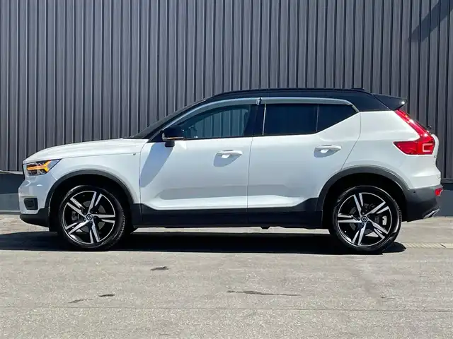 ボルボ ＸＣ４０ T4 AWD Rデザイン 青森県 2019(令1)年 7.2万km クリスタルホワイトP/ブラック /4WD/ターボ/黒ハーフレザーシート/D席メモリー付き/　前席パワーシート/前席シートヒーター/ハーマンカードン・サウンドシステム/純正ナビ/　（フルセグTV/DVD/Bｔ/USB）/全方位カメラ/パワーバックドア/プッシュスタートシステム/前後バンパーソナー/純正オートLEDライト/フォグ/純正ウインカーミラー/純正ドアバイザー/純正フロアマット/革巻きステア・ノブ/パドルシフト/置くだけ充電/衝突回避/レーンキーピング/クロストラフィックアラート/アイドリングストップ/コーナーリングライト/アクティブベンディング/クルーズコントロール/ロードサイン/自動駐車/自動発進/BLIS/W/サイド/カーテンエアバッグ/ABS/スマートキーｘ２/保証書・取説/R2.3.4.5.6.7年ディーラー点検記録簿あり