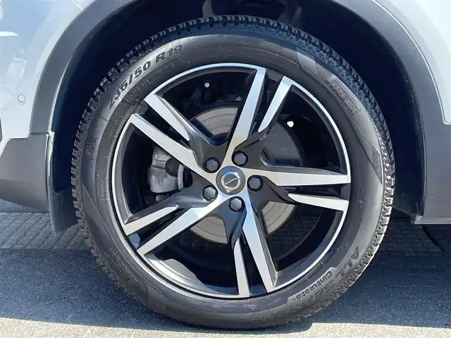 ボルボ ＸＣ４０ T4 AWD Rデザイン 青森県 2019(令1)年 7.2万km クリスタルホワイトP/ブラック /4WD/ターボ/黒ハーフレザーシート/D席メモリー付き/　前席パワーシート/前席シートヒーター/ハーマンカードン・サウンドシステム/純正ナビ/　（フルセグTV/DVD/Bｔ/USB）/全方位カメラ/パワーバックドア/プッシュスタートシステム/前後バンパーソナー/純正オートLEDライト/フォグ/純正ウインカーミラー/純正ドアバイザー/純正フロアマット/革巻きステア・ノブ/パドルシフト/置くだけ充電/衝突回避/レーンキーピング/クロストラフィックアラート/アイドリングストップ/コーナーリングライト/アクティブベンディング/クルーズコントロール/ロードサイン/自動駐車/自動発進/BLIS/W/サイド/カーテンエアバッグ/ABS/スマートキーｘ２/保証書・取説/R2.3.4.5.6.7年ディーラー点検記録簿あり