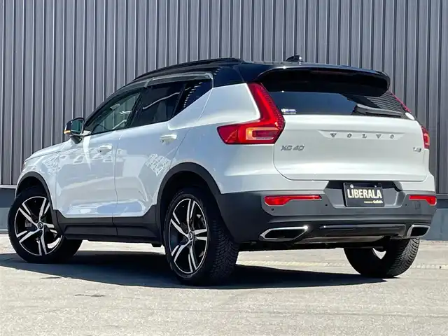 ボルボ ＸＣ４０ T4 AWD Rデザイン 青森県 2019(令1)年 7.2万km クリスタルホワイトP/ブラック /4WD/ターボ/黒ハーフレザーシート/D席メモリー付き/　前席パワーシート/前席シートヒーター/ハーマンカードン・サウンドシステム/純正ナビ/　（フルセグTV/DVD/Bｔ/USB）/全方位カメラ/パワーバックドア/プッシュスタートシステム/前後バンパーソナー/純正オートLEDライト/フォグ/純正ウインカーミラー/純正ドアバイザー/純正フロアマット/革巻きステア・ノブ/パドルシフト/置くだけ充電/衝突回避/レーンキーピング/クロストラフィックアラート/アイドリングストップ/コーナーリングライト/アクティブベンディング/クルーズコントロール/ロードサイン/自動駐車/自動発進/BLIS/W/サイド/カーテンエアバッグ/ABS/スマートキーｘ２/保証書・取説/R2.3.4.5.6.7年ディーラー点検記録簿あり