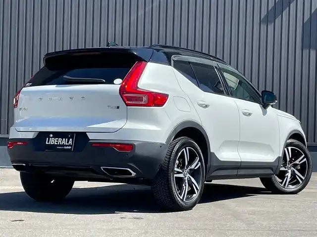 ボルボ ＸＣ４０ T4 AWD Rデザイン 青森県 2019(令1)年 7.2万km クリスタルホワイトP/ブラック /4WD/ターボ/黒ハーフレザーシート/D席メモリー付き/　前席パワーシート/前席シートヒーター/ハーマンカードン・サウンドシステム/純正ナビ/　（フルセグTV/DVD/Bｔ/USB）/全方位カメラ/パワーバックドア/プッシュスタートシステム/前後バンパーソナー/純正オートLEDライト/フォグ/純正ウインカーミラー/純正ドアバイザー/純正フロアマット/革巻きステア・ノブ/パドルシフト/置くだけ充電/衝突回避/レーンキーピング/クロストラフィックアラート/アイドリングストップ/コーナーリングライト/アクティブベンディング/クルーズコントロール/ロードサイン/自動駐車/自動発進/BLIS/W/サイド/カーテンエアバッグ/ABS/スマートキーｘ２/保証書・取説/R2.3.4.5.6.7年ディーラー点検記録簿あり